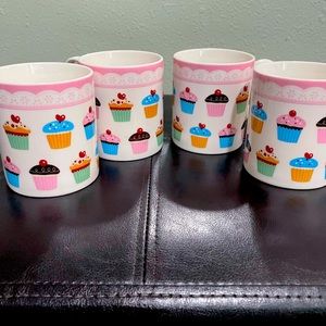 Set of 4 cupcake cups. Super cute!